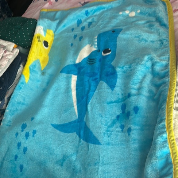 2 Baby Shark and Floral Patterned baby Blankets - Picture 4 of 6